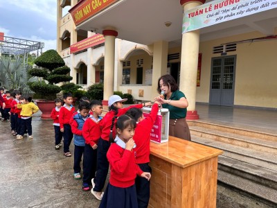 Trường Tiểu học Phú Sơn phát động quyên góp ủng hộ đồng bào bị thiệt hại do cơn bão số 10