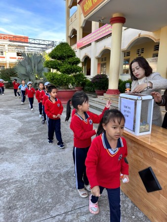 TRƯỜNG TIỂU HỌC PHÚ SƠN TỔ CHỨC QUYÊN GÓP, ỦNG HỘ CÁC CƠ SỞ GIÁO DỤC BỊ THIỆT HẠI DO MƯA LŨ.