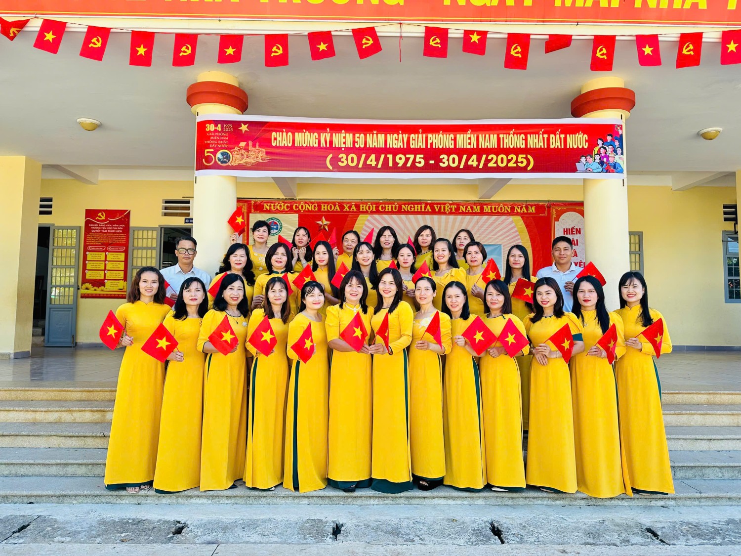 HƯỞNG ỨNG NGÀY ĐẠI LỄ 30/4 VÀ ĐÓN CÁC EM HỌC SINH TRƯỜNG MẪU GIÁO